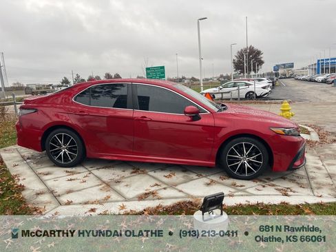 Used 2022 Toyota Camry SE image 18