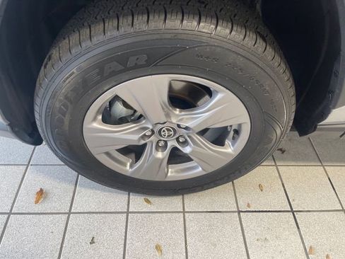 Used 2025 Toyota RAV4 XLE FWD image 5