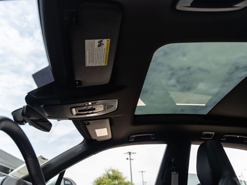 Certified 2025 Porsche Macan Electric image 22