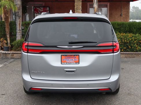 Used 2021 Chrysler Pacifica Touring-L image 7