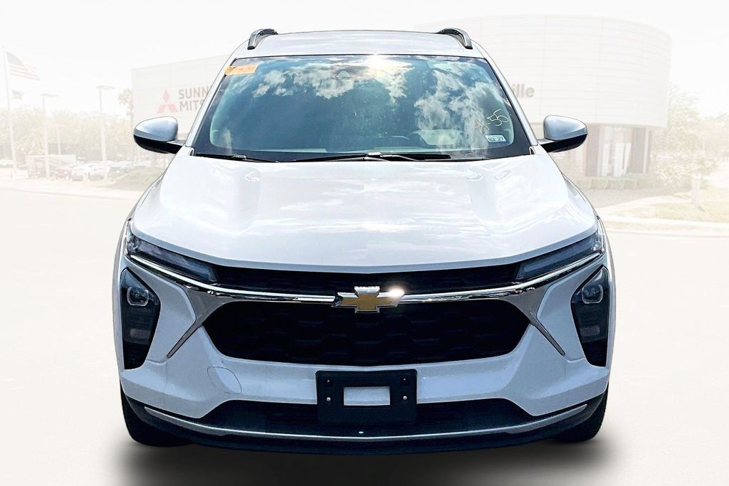 Used 2025 Chevrolet Trax LT FWD image 2