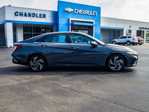Used 2024 Hyundai Elantra Limited FWD image 8