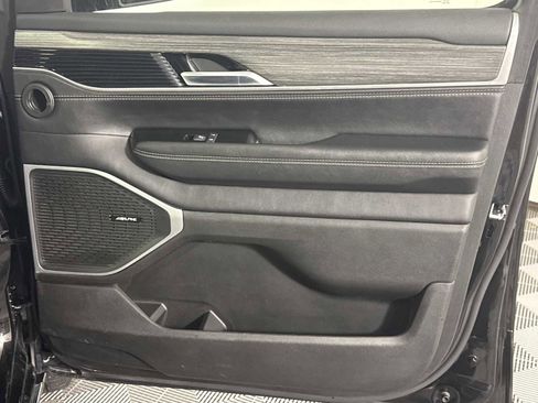 Used 2024 Jeep Wagoneer L Series II w/ Flexible Seating Group image 18