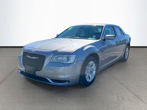 Used 2018 Chrysler 300 Touring image 3