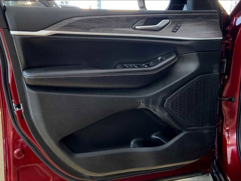 Used 2024 Jeep Grand Cherokee Limited image 21