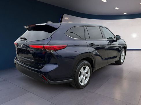 Used 2022 Toyota Highlander LE image 5