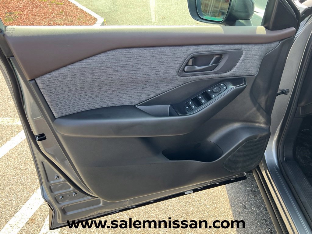 Used 2023 Nissan Rogue S AWD/4WD image 16