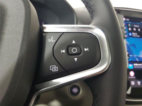 Certified 2025 Volvo XC40 B5 Plus AWD/4WD image 22