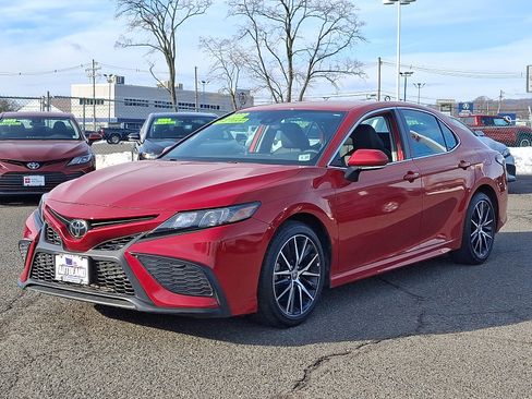 Used 2022 Toyota Camry SE image 3