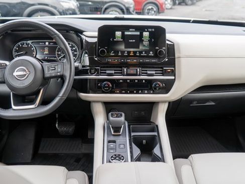 Certified 2025 Nissan Pathfinder SL image 18