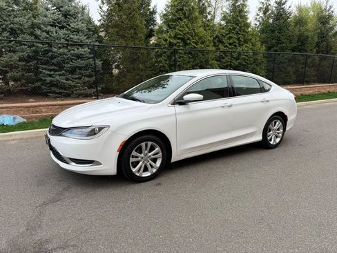 Used 2015 Chrysler 200 Limited w/ Convenience Group image 1