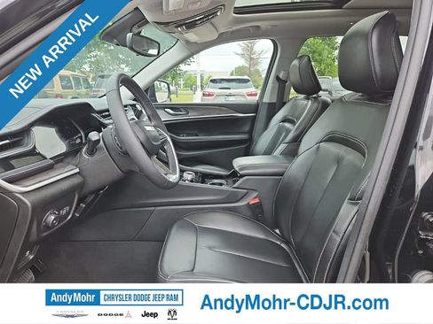 Used 2023 Jeep Grand Cherokee Limited w/ Black Appearance Package AWD/4WD image 9
