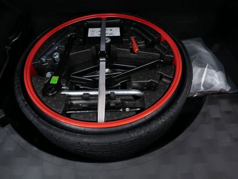 Certified 2022 Porsche Cayenne Platinum Edition image 28