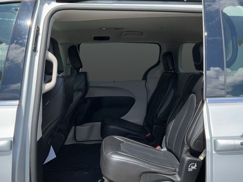 Used 2024 Chrysler Pacifica Touring-L FWD image 19
