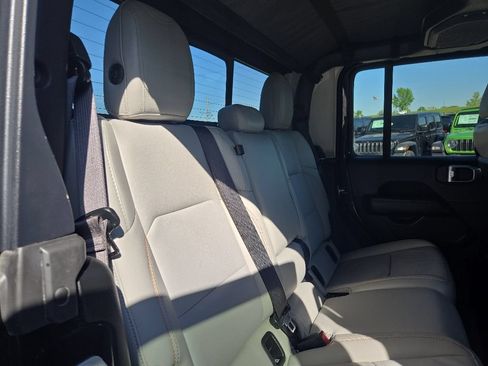 Used 2023 Jeep Gladiator Mojave w/ Cold Weather Group AWD/4WD image 87