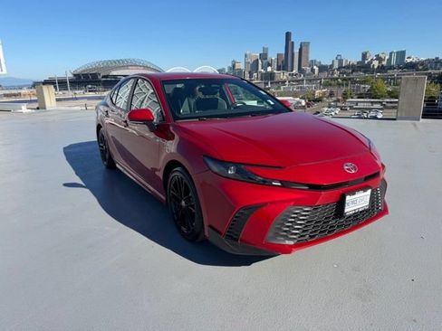 Used 2025 Toyota Camry SE FWD image 1