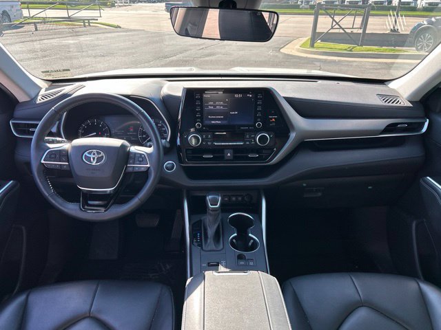 Used 2020 Toyota Highlander XLE FWD image 18