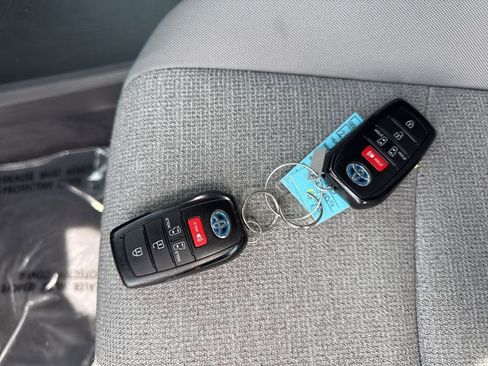 Used 2025 Toyota Sienna LE FWD image 37