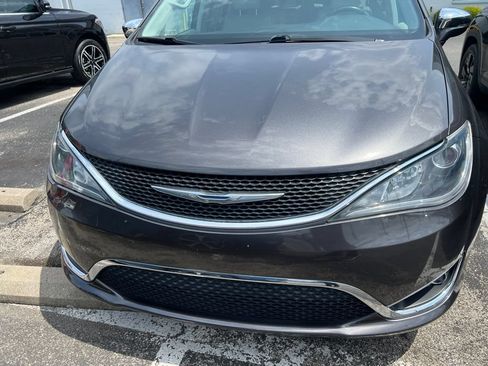 Used 2018 Chrysler Pacifica Limited w/ Tire & Wheel Group FWD image 2