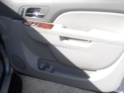 Used 2014 Chevrolet Suburban LT image 9