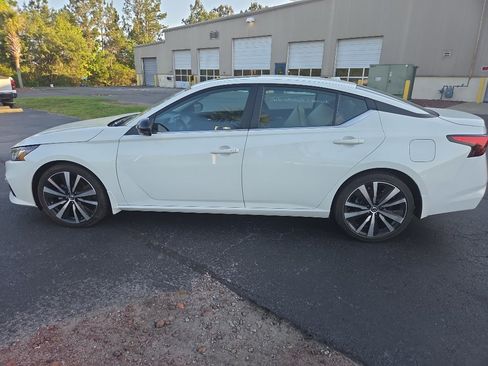 Used 2021 Nissan Altima 2.5 SR w/ SR Premium Package FWD image 3