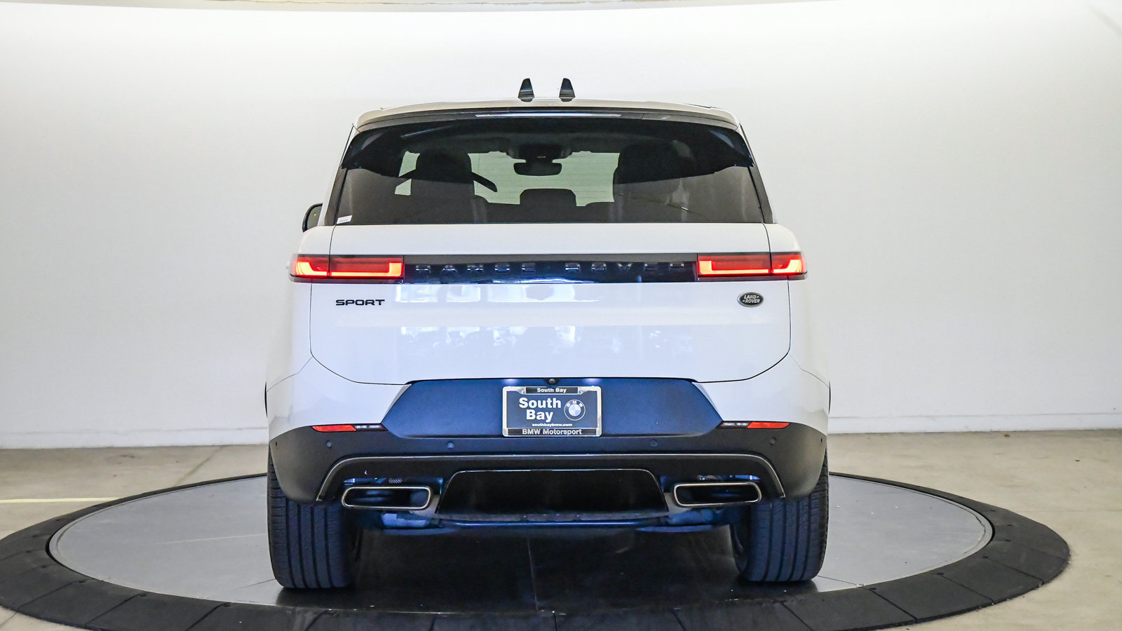 Used 2023 Land Rover Range Rover Sport SE AWD/4WD image 3