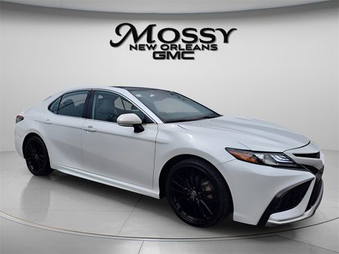 Used 2022 Toyota Camry XSE image 3