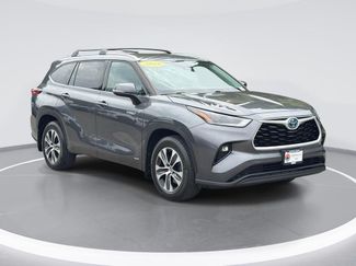 Used 2021 Toyota Highlander XLE AWD/4WD video 1