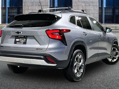 Used 2025 Chevrolet Trax LT w/ Driver Confidence Package image 11