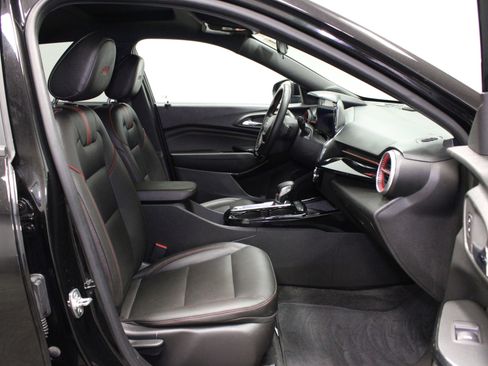 Used 2024 Chevrolet Trax RS w/ Sunroof Package FWD image 14