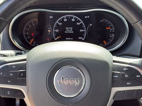 Used 2022 Jeep Grand Cherokee Limited w/ Tech Group AWD/4WD image 12