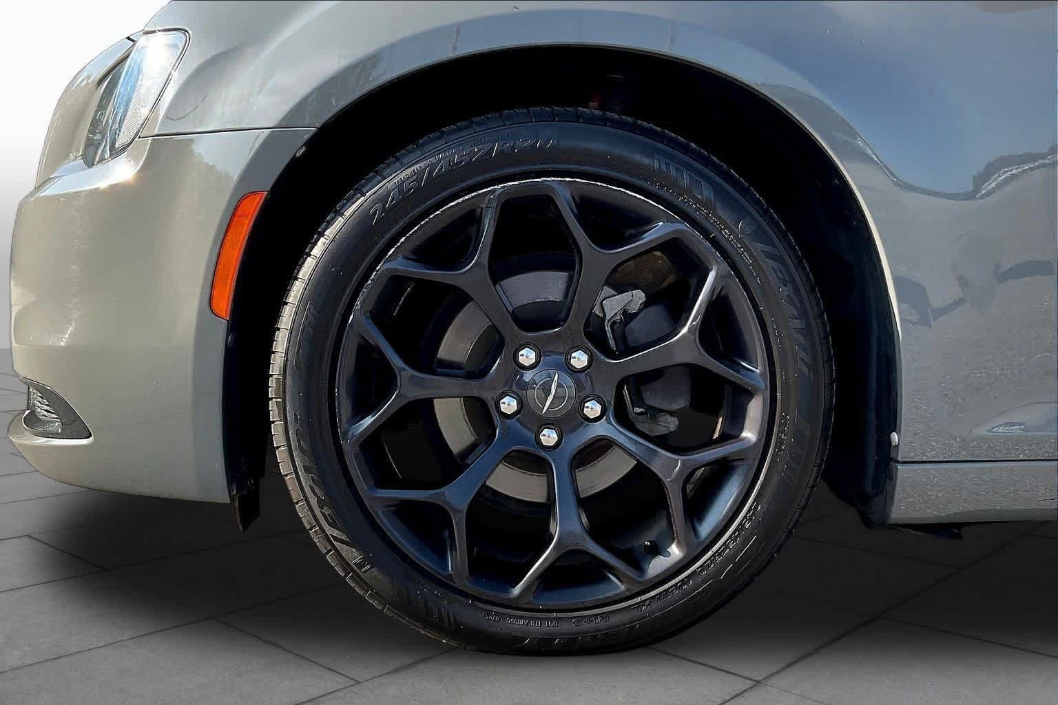 Used 2019 Chrysler 300 Touring w/ Sport Appearance Package RWD image 11
