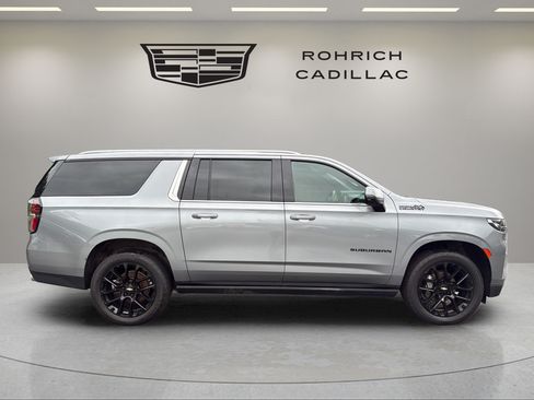 Used 2023 Chevrolet Suburban High Country w/ Premium Package 2 AWD/4WD image 4