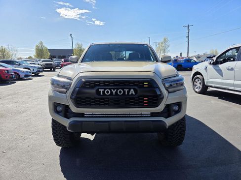 Used 2017 Toyota Tacoma TRD Off-Road image 2