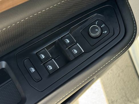 Used 2025 Volkswagen Atlas SE FWD image 29