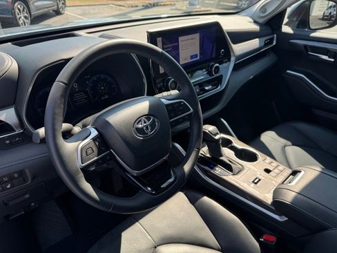 Used 2024 Toyota Highlander Platinum FWD image 16