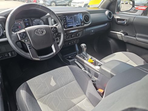 Used 2022 Toyota Tacoma TRD Off-Road AWD/4WD image 3