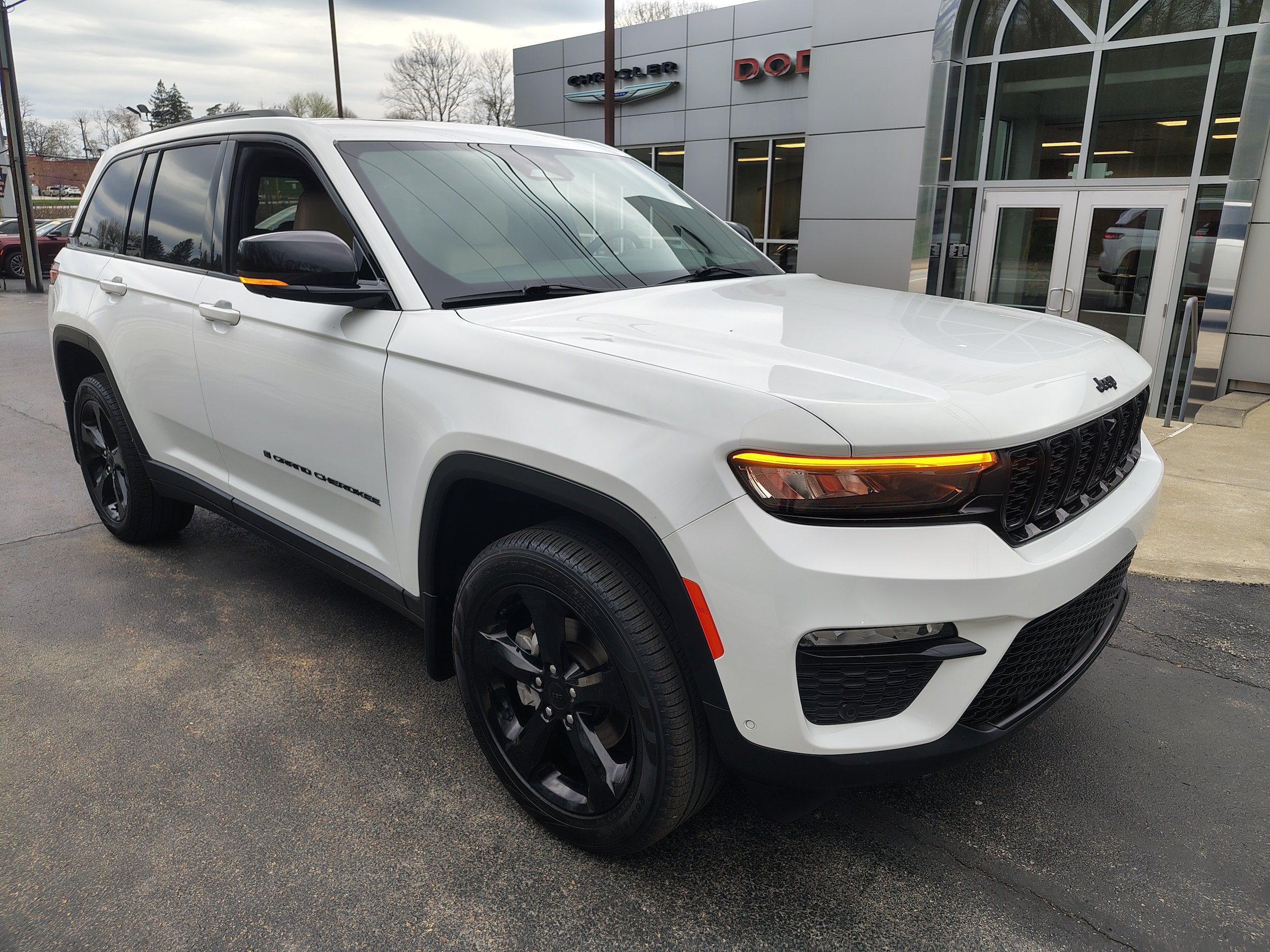 Certified 2024 Jeep Grand Cherokee Limited w/ Luxury Tech Group II AWD/4WD image 2