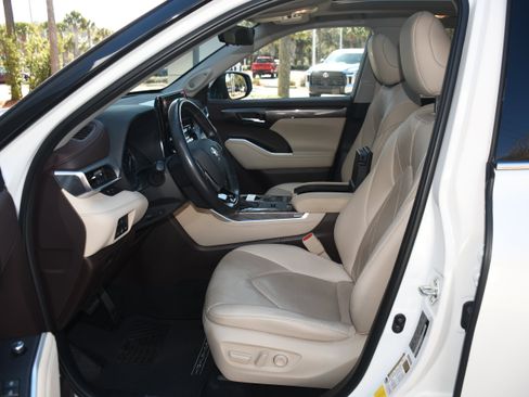 Used 2020 Toyota Highlander Platinum image 8