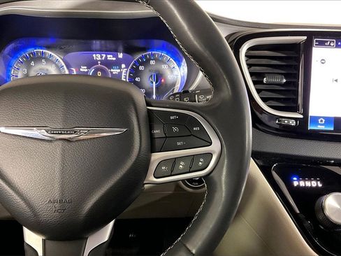 Used 2022 Chrysler Pacifica Touring-L image 19