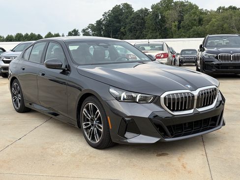 Used 2026 BMW 530i xDrive w/ M Sport Package AWD/4WD image 3