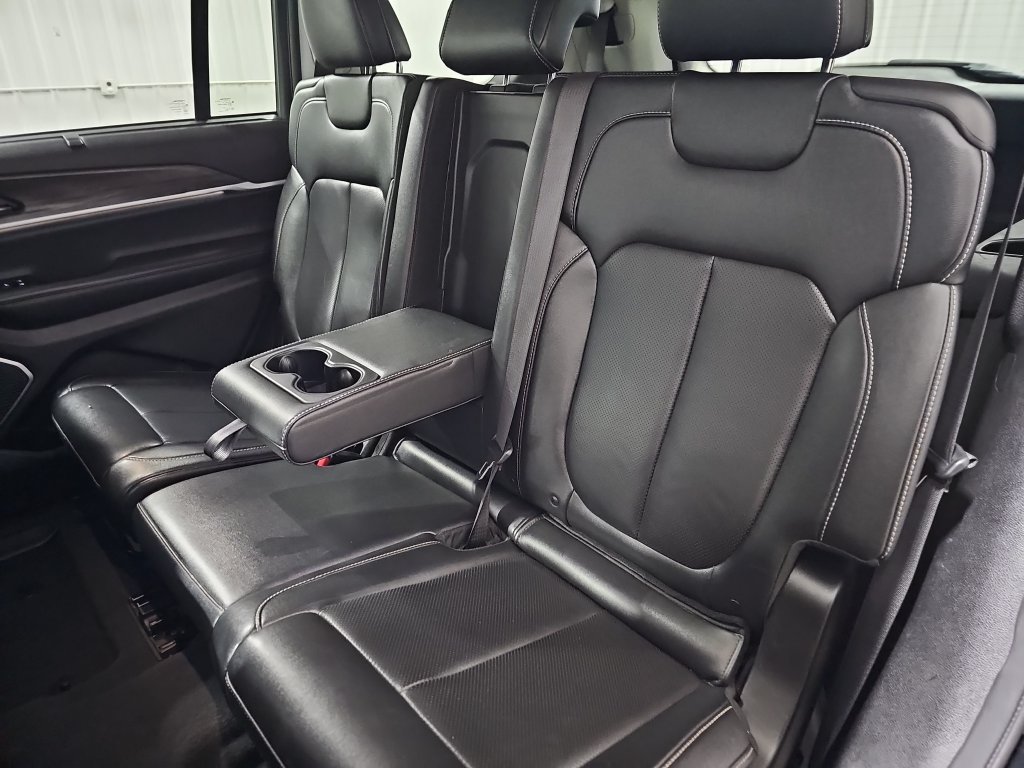 Used 2023 Jeep Grand Cherokee L Limited w/ Luxury Tech Group II AWD/4WD image 16