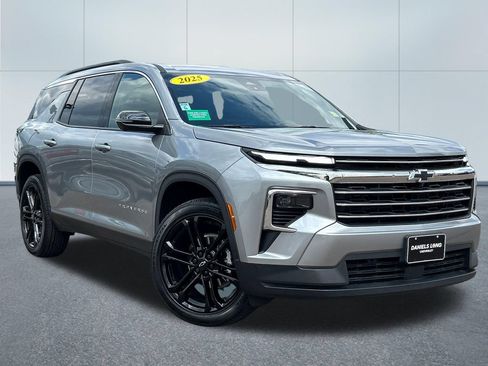 Used 2025 Chevrolet Traverse LT w/ Driver Confidence Package AWD/4WD image 36