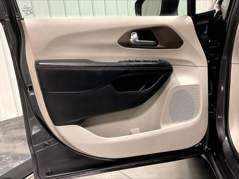 Used 2017 Chrysler Pacifica Touring image 23