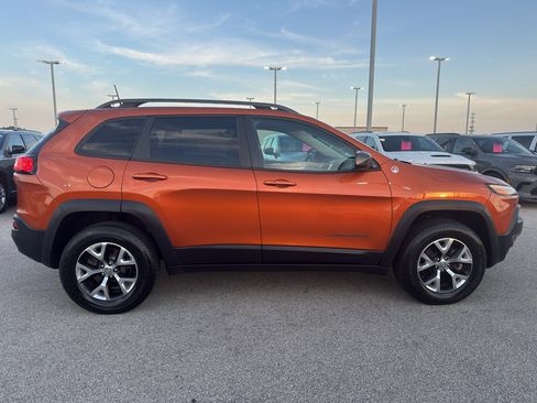 Used 2016 Jeep Cherokee Trailhawk w/ Comfort/Convenience Group AWD/4WD image 4
