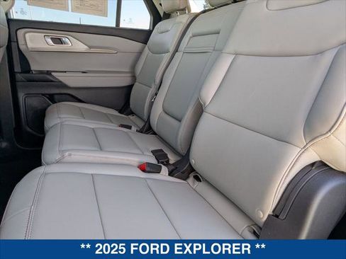 Used 2025 Ford Explorer Active w/ Active Comfort Package image 19