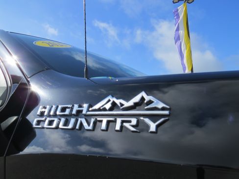 Used 2025 Chevrolet Silverado 1500 High Country w/ High Country Premium Package AWD/4WD image 9