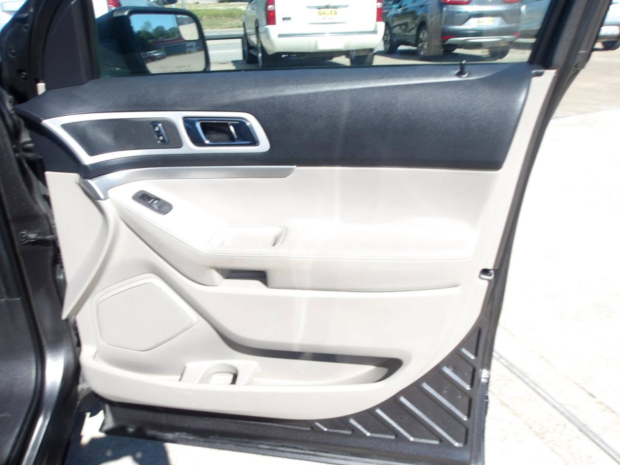Used 2015 Ford Explorer XLT w/ Equipment Group 202A FWD image 9