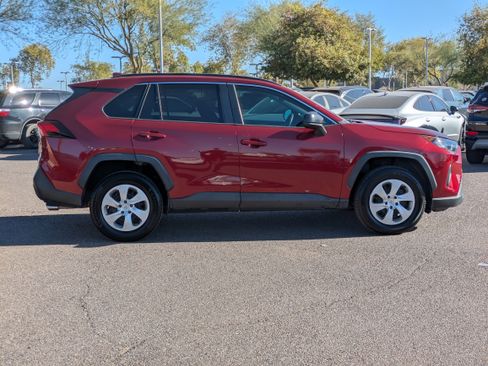 Used 2019 Toyota RAV4 LE image 2