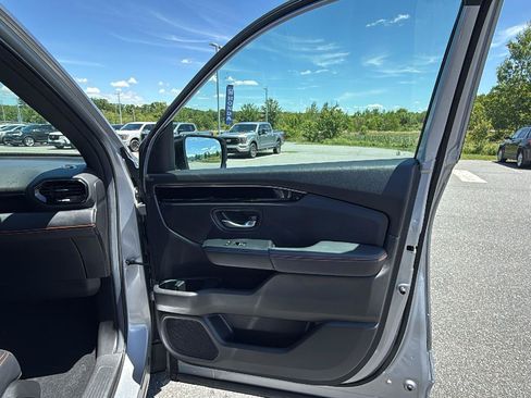Certified 2025 Honda Pilot TrailSport image 17